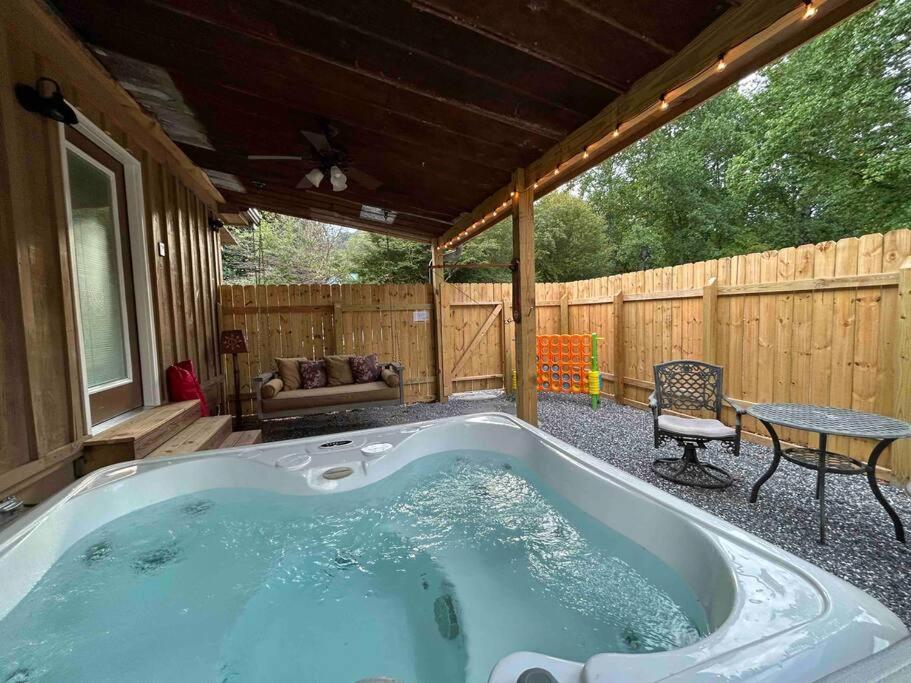 Blissful Nook Tiny Home ~ Cozy Retreat W/ Hot Tub; Near Town And Deep Creek 브라이슨시티 외부 사진