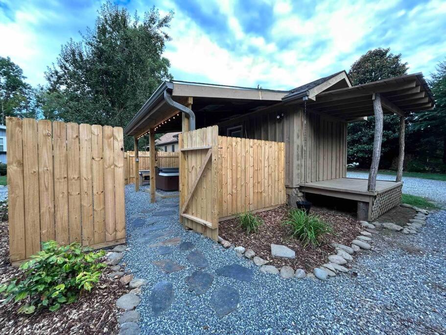 Blissful Nook Tiny Home ~ Cozy Retreat W/ Hot Tub; Near Town And Deep Creek 브라이슨시티 외부 사진