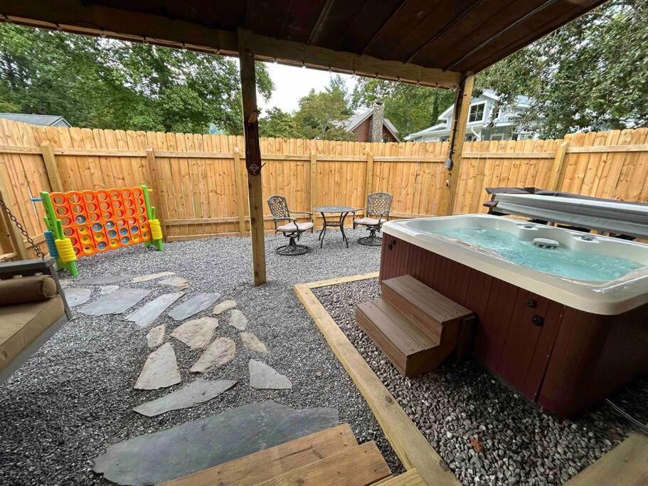 Blissful Nook Tiny Home ~ Cozy Retreat W/ Hot Tub; Near Town And Deep Creek 브라이슨시티 외부 사진